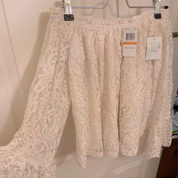 Coco + Jaimeson off shoulder lace Top NWT - Picture 3 of 16